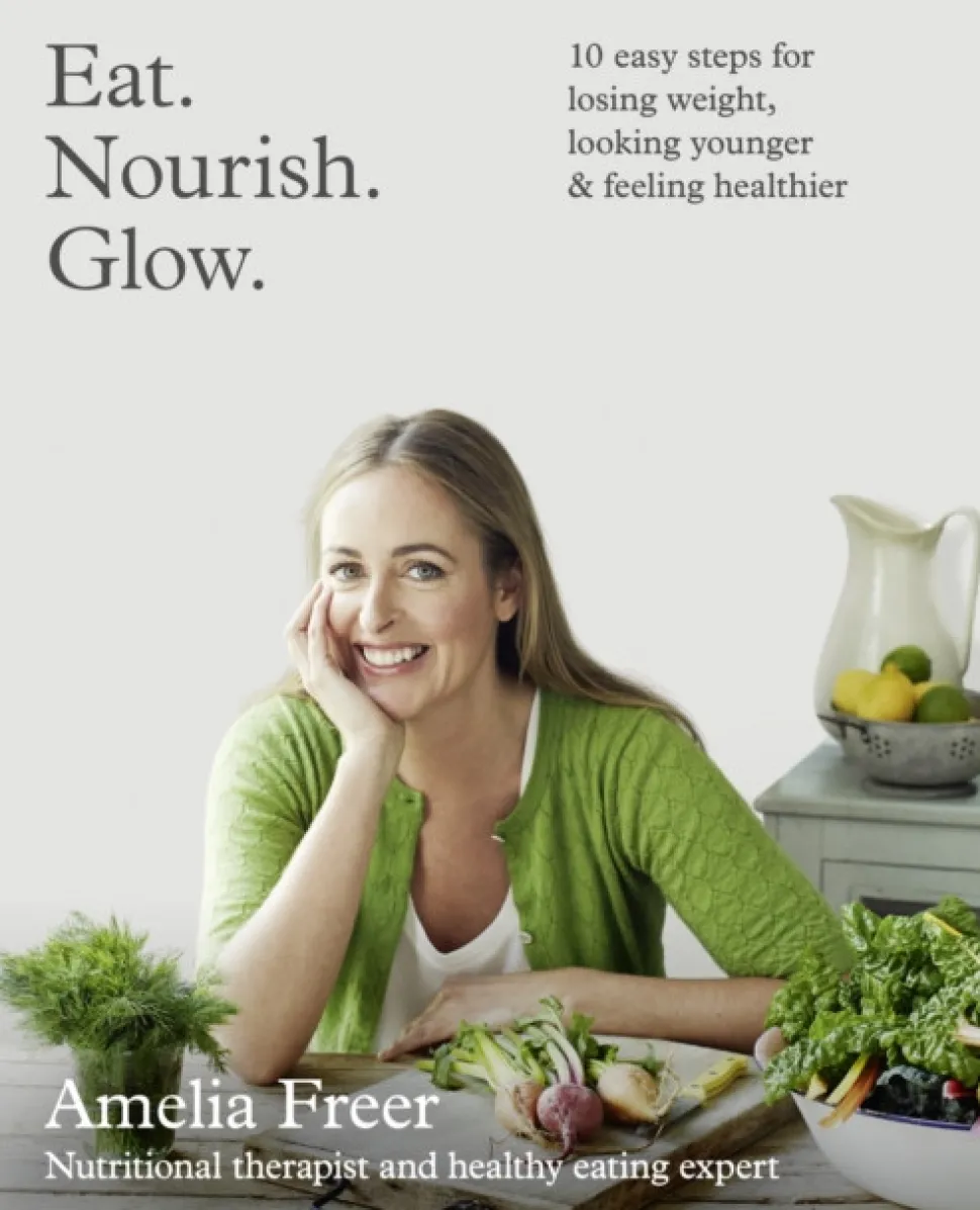 Eat. Nourish. Glow.: 10 Easy Steps for Losing Weight, Looking Younger & Feeling Healt... (Bog, Paperback / softback, Engelsk)