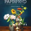 Papirfryd: Året rundt med naturtro blomster af crepepapir (Bog, Hardback, Dansk) af Charlotte Virkelyst