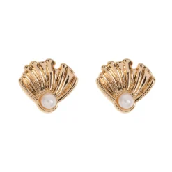 Timi of Sweden: Aria - Shell with Pearl Stud Earrings - Gold (Smykke, Earrings)