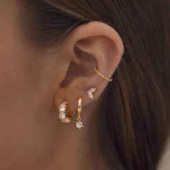 Timi of Sweden: Olivia - Crystal Charm Hoop Earrings - Gold (Smykke, Earrings)