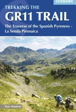 Trekking the GR11 Trail: The Traverse of the Spanish Pyrenees - La Senda Pirenaica (Bog, Paperback / softback, Engelsk)