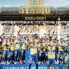 Vi står her stadig 2020/2021 (Bog, Hæftet, Dansk) af Nanna Møller Karlsen
