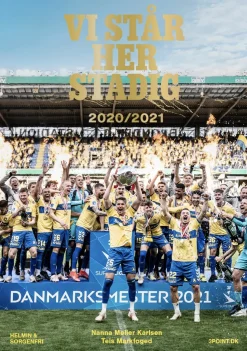 Vi står her stadig 2020/2021 (Bog, Hæftet, Dansk) af Nanna Møller Karlsen