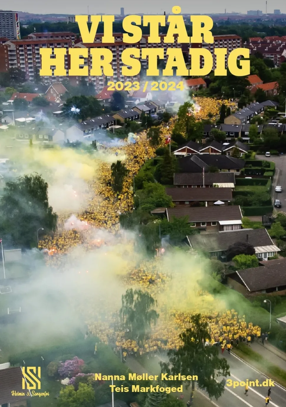 Vi står her stadig 2023/2024 (Bog, Hæftet, Dansk) af Nanna Møller Karlsen
