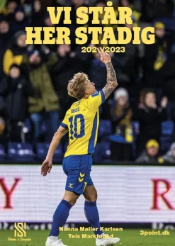 Vi står her stadig 2022/2023 (Bog, Hæftet, Dansk) af Nanna Møller Karlsen