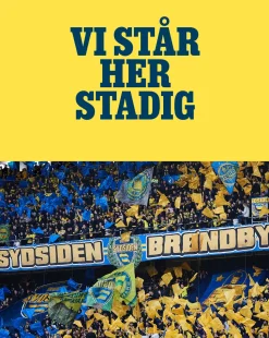 Vi står her stadig (Bog, Hardback, Dansk) af Nanna Møller Karlsen