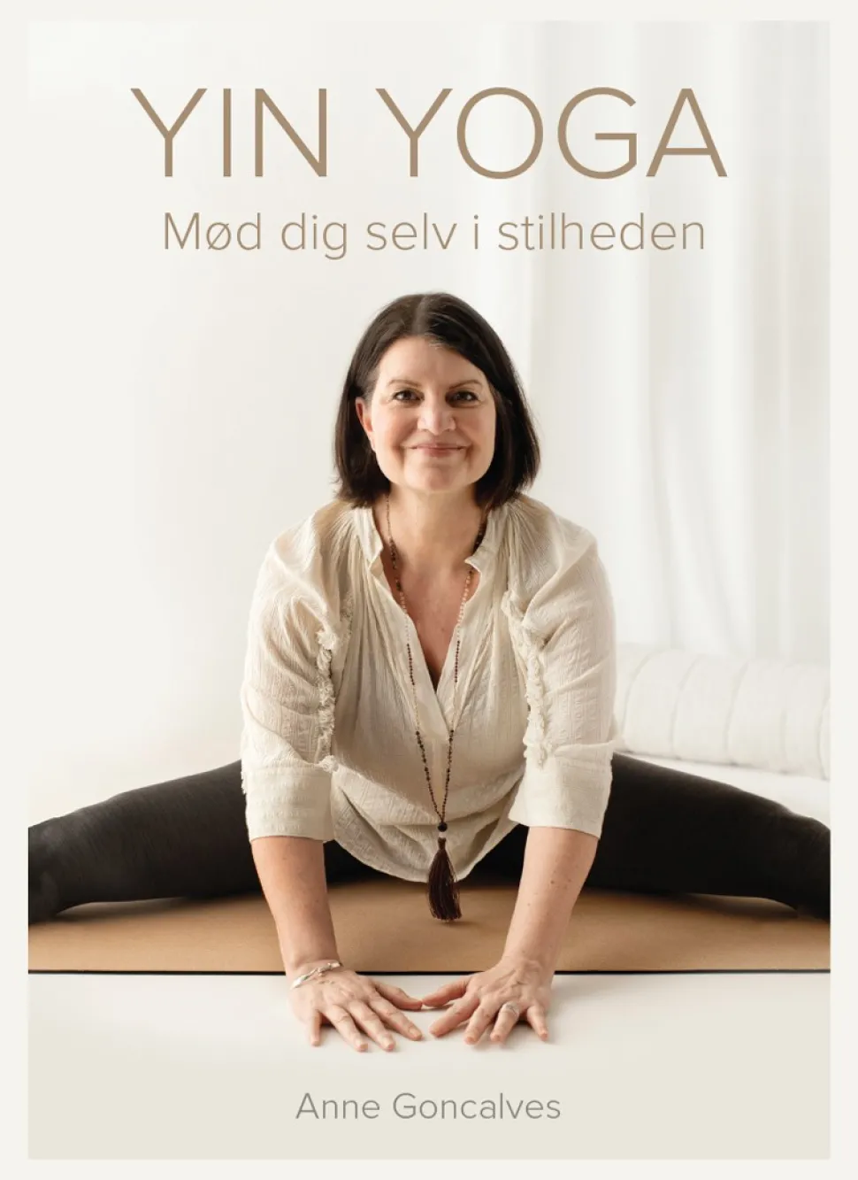 Yin Yoga: Mød dig selv i stilheden (Bog, Hardback, Dansk) af Anne Goncalves