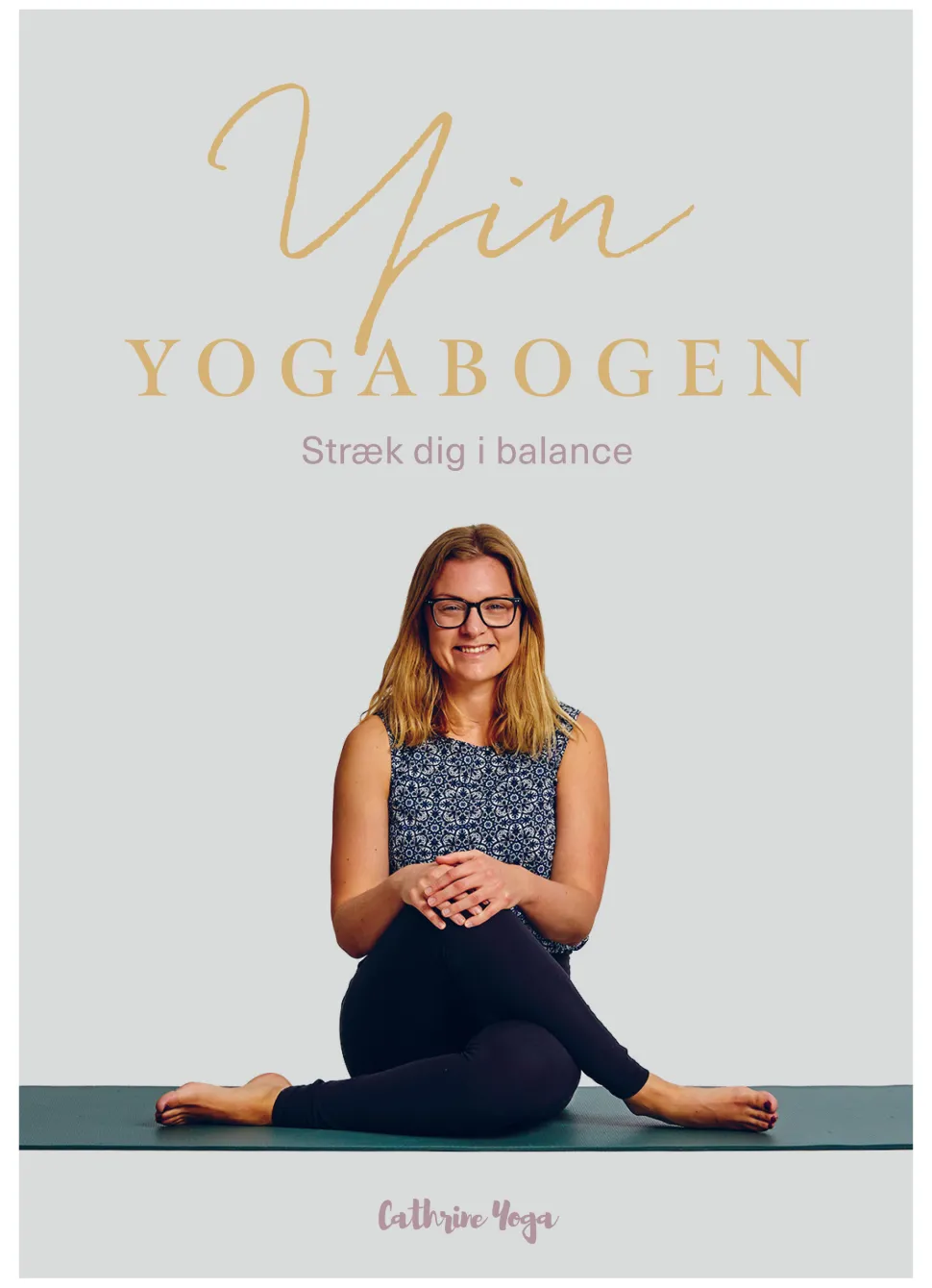 Yin Yogabogen: Stræk dig i balance (Bog, Hardback, Dansk) af Cathrine Koefoed